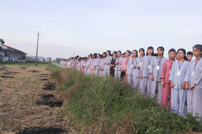 Opening the summer retreat at Dong Cao Pagoda.