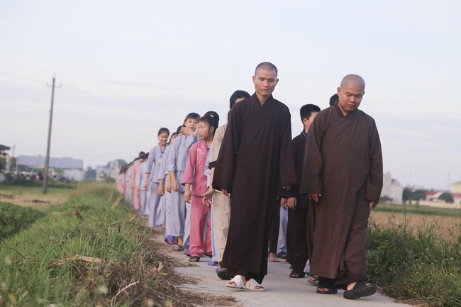 Opening the summer retreat at Dong Cao Pagoda.