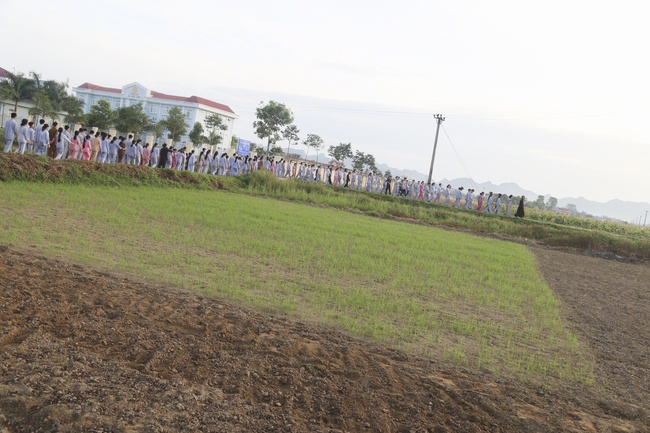 Opening the summer retreat at Dong Cao Pagoda.
