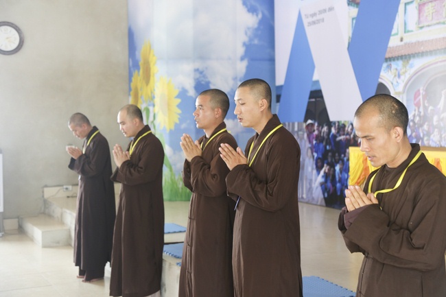 Opening the summer retreat at Dong Cao Pagoda.