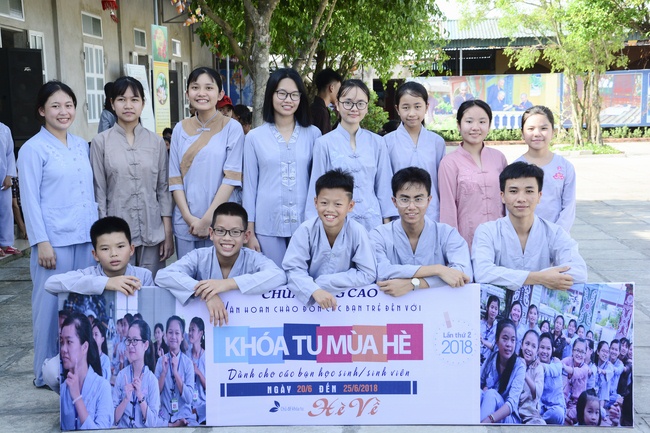 Opening the summer retreat at Dong Cao Pagoda.