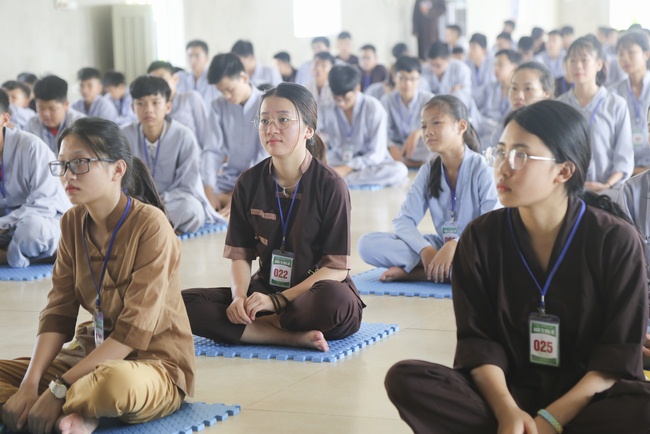 Opening the summer retreat at Dong Cao Pagoda.