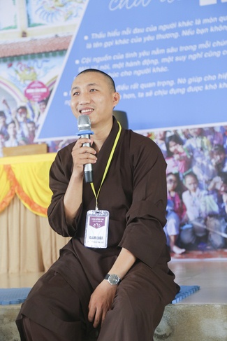 Opening the summer retreat at Dong Cao Pagoda.
