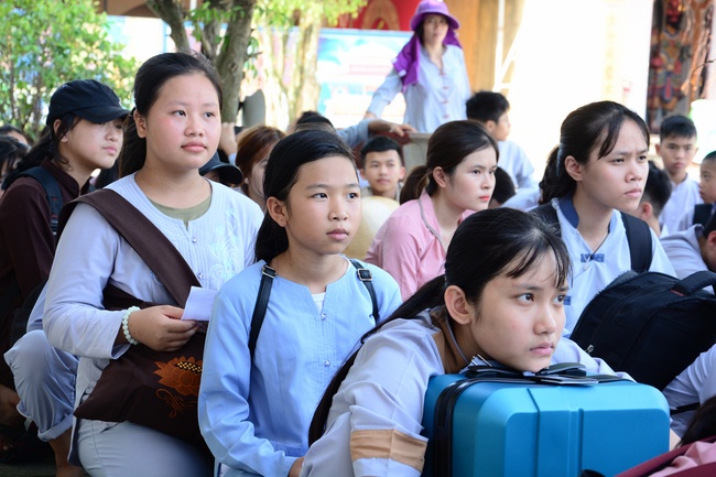 Opening the summer retreat at Dong Cao Pagoda.