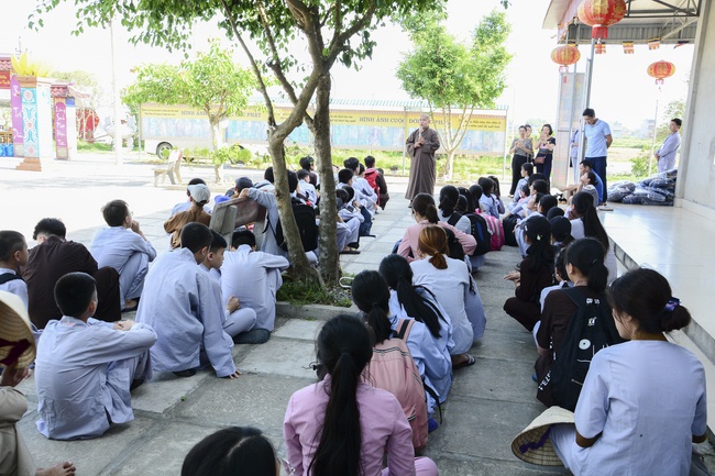 Opening the summer retreat at Dong Cao Pagoda.