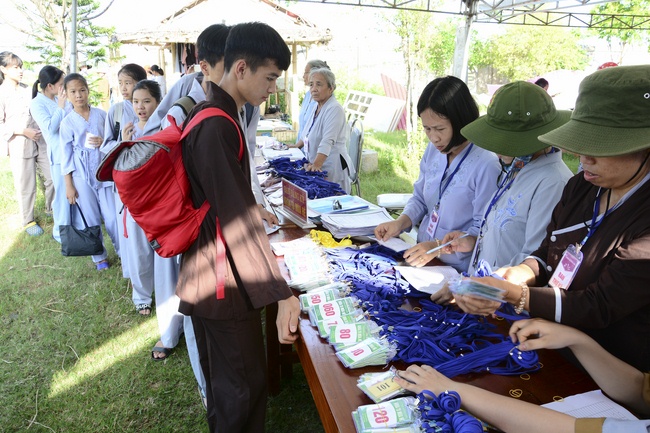 Opening the summer retreat at Dong Cao Pagoda.