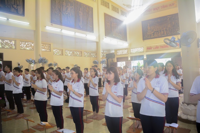 Nhan Viet’s High-School-Student Prayed Before The Final Exam