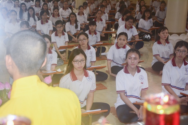 Nhan Viet’s High-School-Student Prayed Before The Final Exam