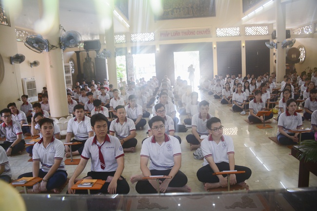 Nhan Viet’s High-School-Student Prayed Before The Final Exam