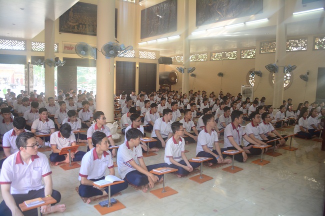 Nhan Viet’s High-School-Student Prayed Before The Final Exam