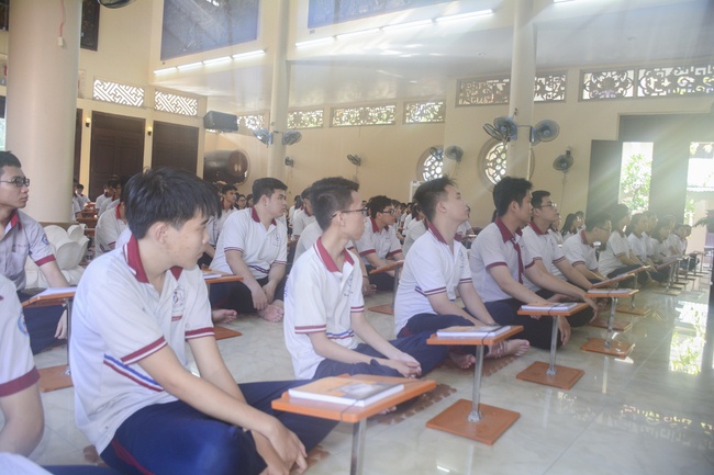 Nhan Viet’s High-School-Student Prayed Before The Final Exam
