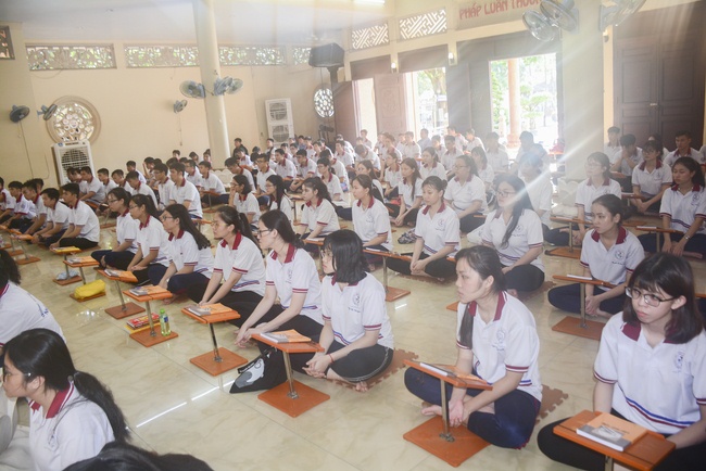 Nhan Viet’s High-School-Student Prayed Before The Final Exam