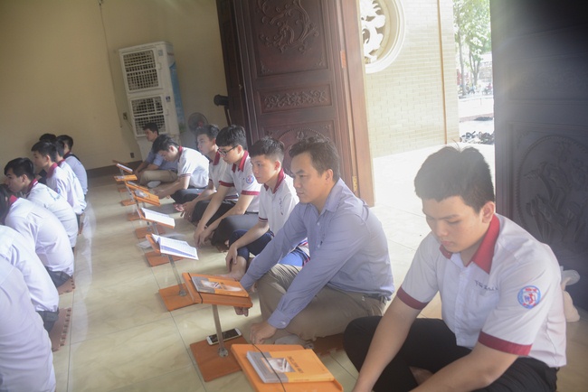Nhan Viet’s High-School-Student Prayed Before The Final Exam