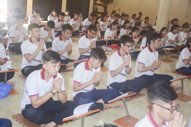 Nhan Viet’s High-School-Student Prayed Before The Final Exam