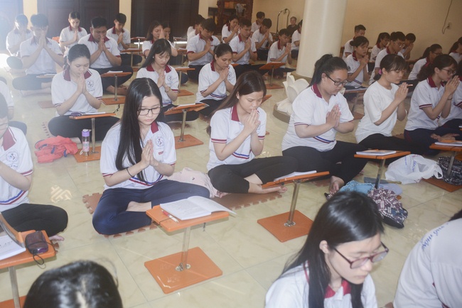 Nhan Viet’s High-School-Student Prayed Before The Final Exam