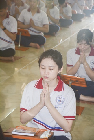 Nhan Viet’s High-School-Student Prayed Before The Final Exam