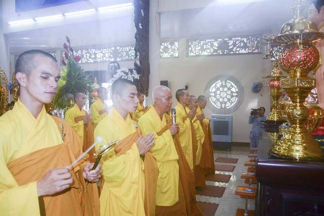 Nhan Viet’s High-School-Student Prayed Before The Final Exam