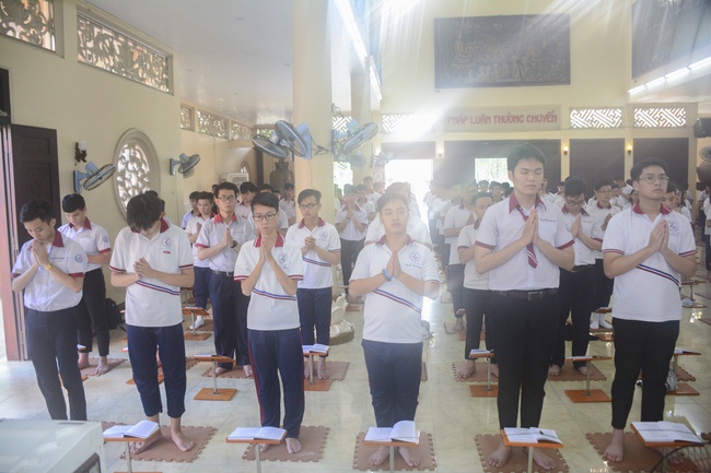 Nhan Viet’s High-School-Student Prayed Before The Final Exam