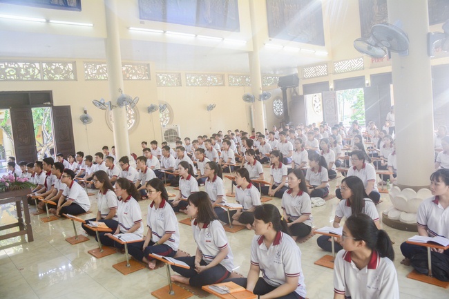 Nhan Viet’s High-School-Student Prayed Before The Final Exam