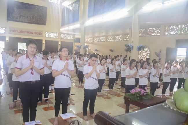Nhan Viet’s High-School-Student Prayed Before The Final Exam