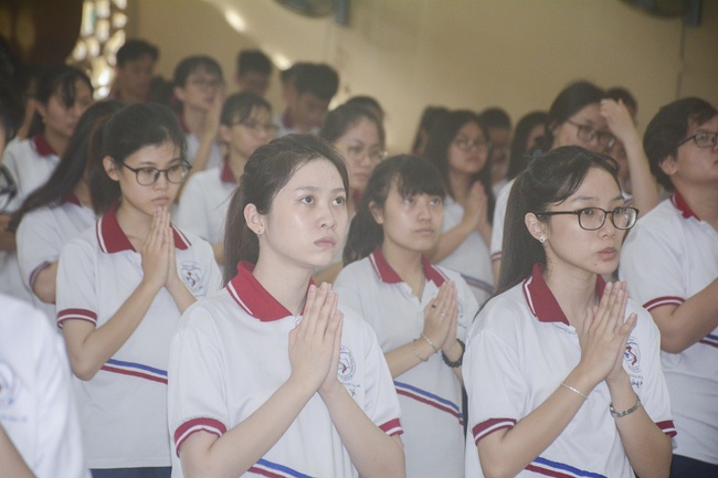 Nhan Viet’s High-School-Student Prayed Before The Final Exam