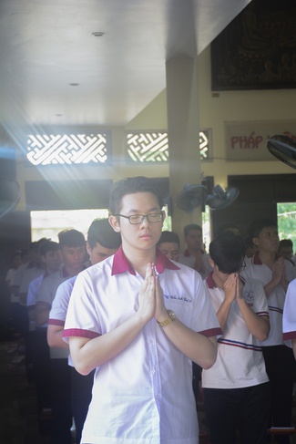 Nhan Viet’s High-School-Student Prayed Before The Final Exam