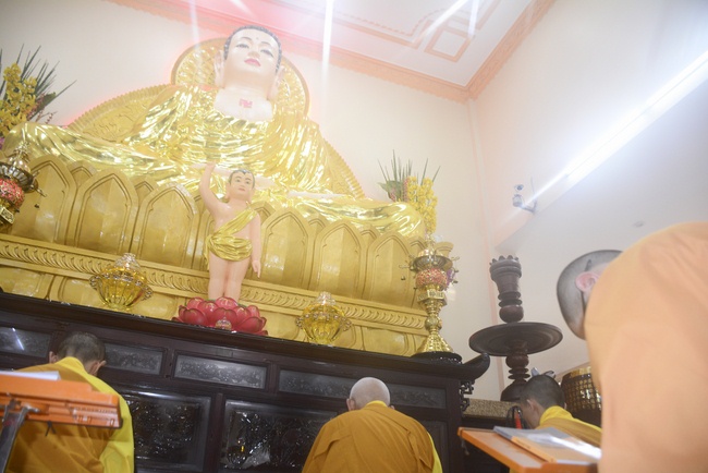 Nhan Viet’s High-School-Student Prayed Before The Final Exam
