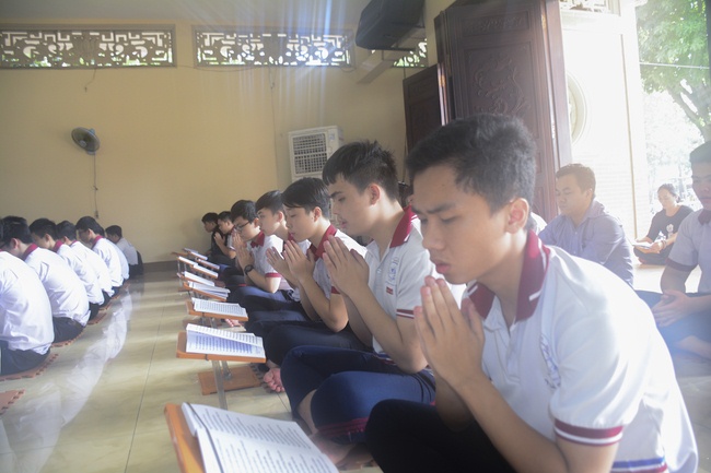 Nhan Viet’s High-School-Student Prayed Before The Final Exam