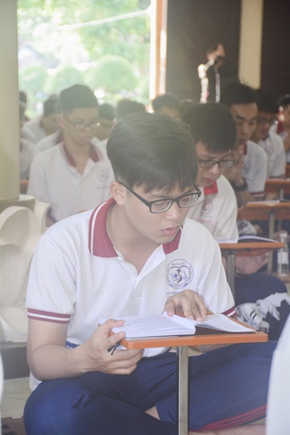 Nhan Viet’s High-School-Student Prayed Before The Final Exam