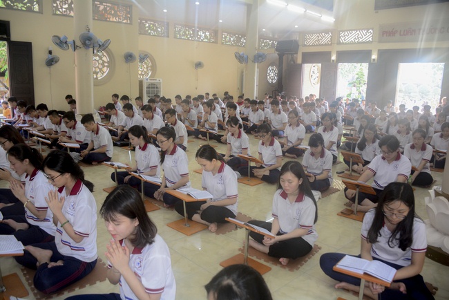Nhan Viet’s High-School-Student Prayed Before The Final Exam
