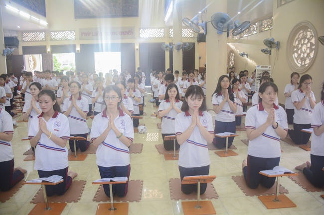 Nhan Viet’s High-School-Student Prayed Before The Final Exam