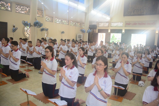 Nhan Viet’s High-School-Student Prayed Before The Final Exam