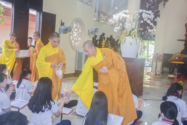 Nhan Viet’s High-School-Student Prayed Before The Final Exam