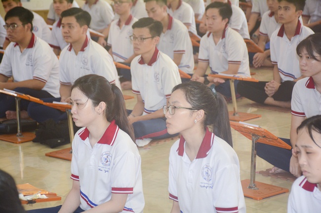 Nhan Viet’s High-School-Student Prayed Before The Final Exam