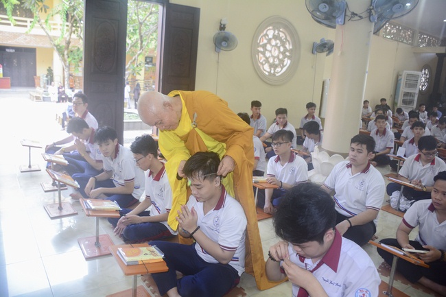 Nhan Viet’s High-School-Student Prayed Before The Final Exam