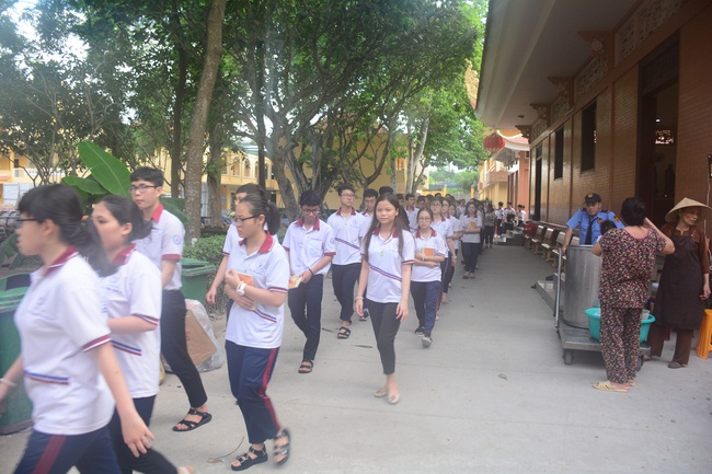 Nhan Viet’s High-School-Student Prayed Before The Final Exam