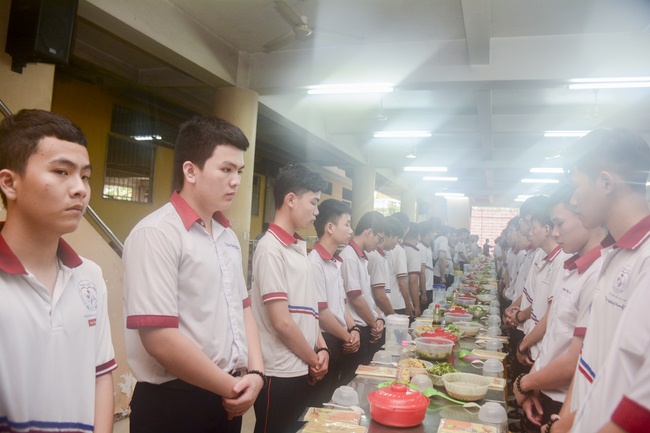 Nhan Viet’s High-School-Student Prayed Before The Final Exam