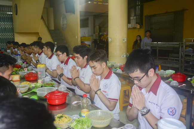 Nhan Viet’s High-School-Student Prayed Before The Final Exam
