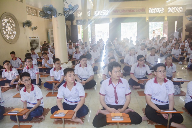Nhan Viet’s High-School-Student Prayed Before The Final Exam