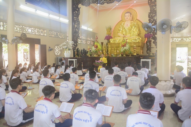 Nhan Viet’s High-School-Student Prayed Before The Final Exam