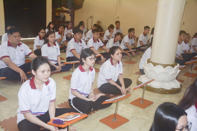 Nhan Viet’s High-School-Student Prayed Before The Final Exam