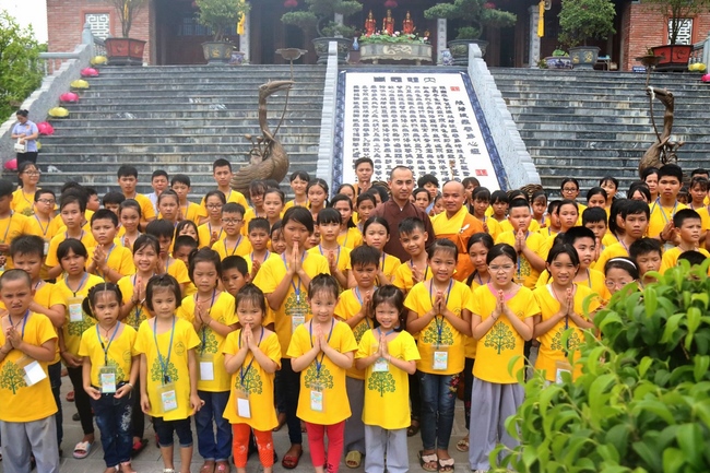 The picnic program of “Happy and Peaceful Summer” of Piety class at Hoa Phuc pagoda