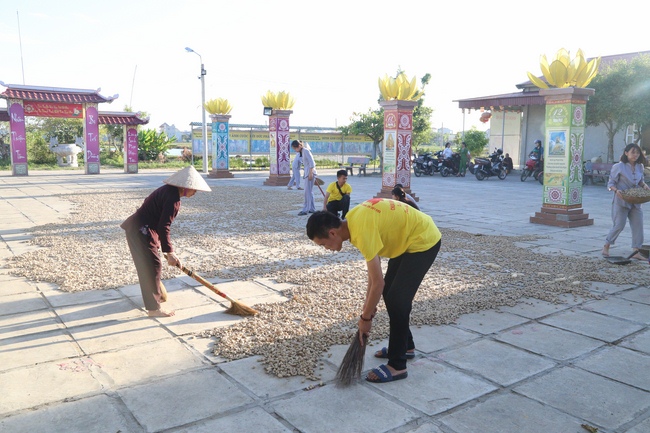 Từ thiện - phóng sinh và khai khóa lớp học hè chùa Đống Cao