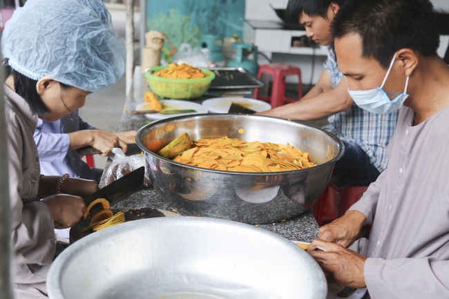 Từ thiện - phóng sinh và khai khóa lớp học hè chùa Đống Cao