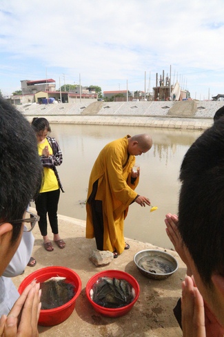 Từ thiện - phóng sinh và khai khóa lớp học hè chùa Đống Cao