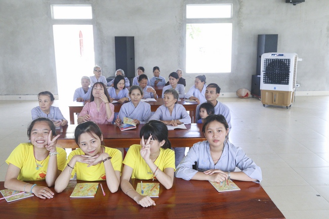 Từ thiện - phóng sinh và khai khóa lớp học hè chùa Đống Cao