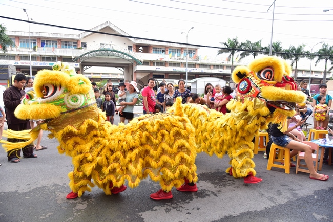 Sharing Happiness To Kids