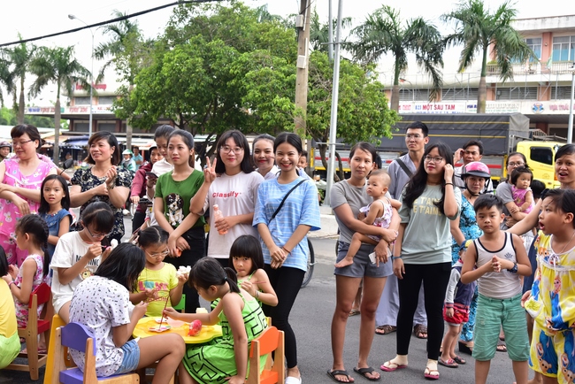 Sharing Happiness To Kids