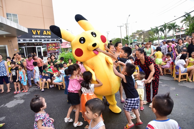 Sharing Happiness To Kids