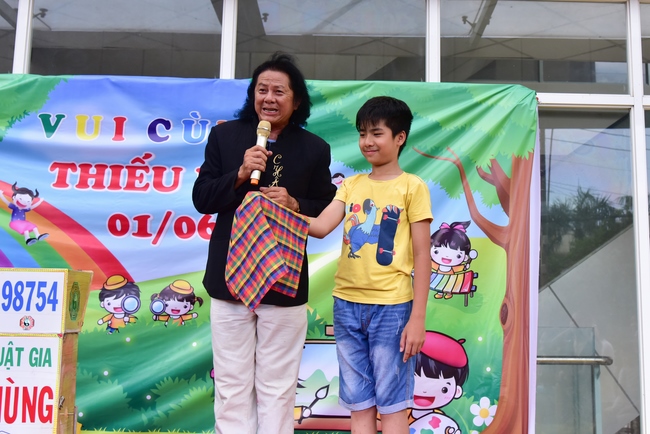 Sharing Happiness To Kids